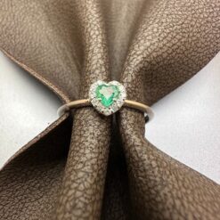 Anello con smeraldo a cuore