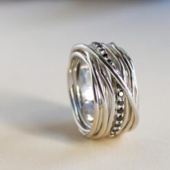 Alternative view of Anello 13 fili e diamanti neri