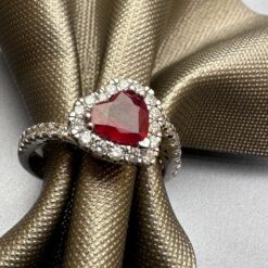 Alternative view of Anello con cuore di rubino