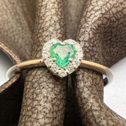 Alternative view of Anello con smeraldo a cuore