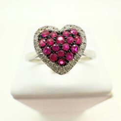 dettaglio anello con zaffiri rosa