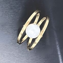 Anello in oro giallo con perla naturale